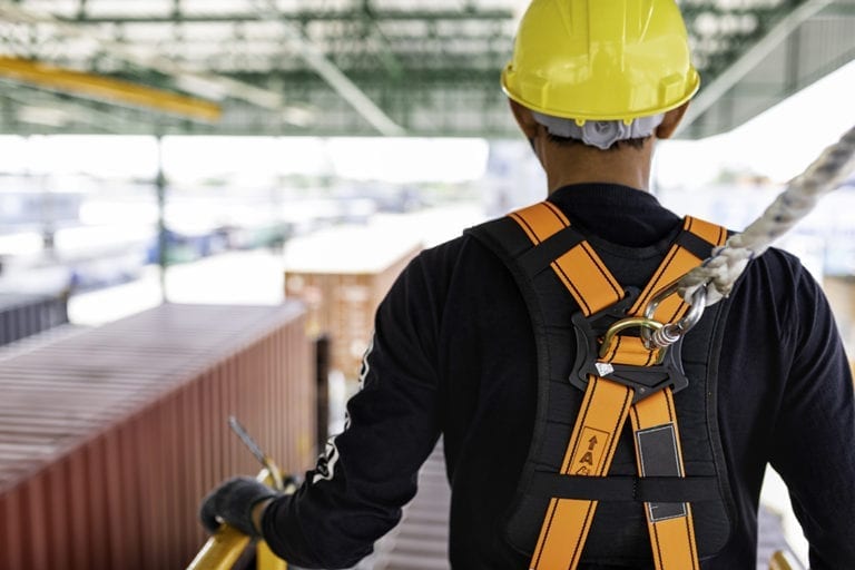 Comment utiliser un harnais de sécurité pour des travaux de toiture