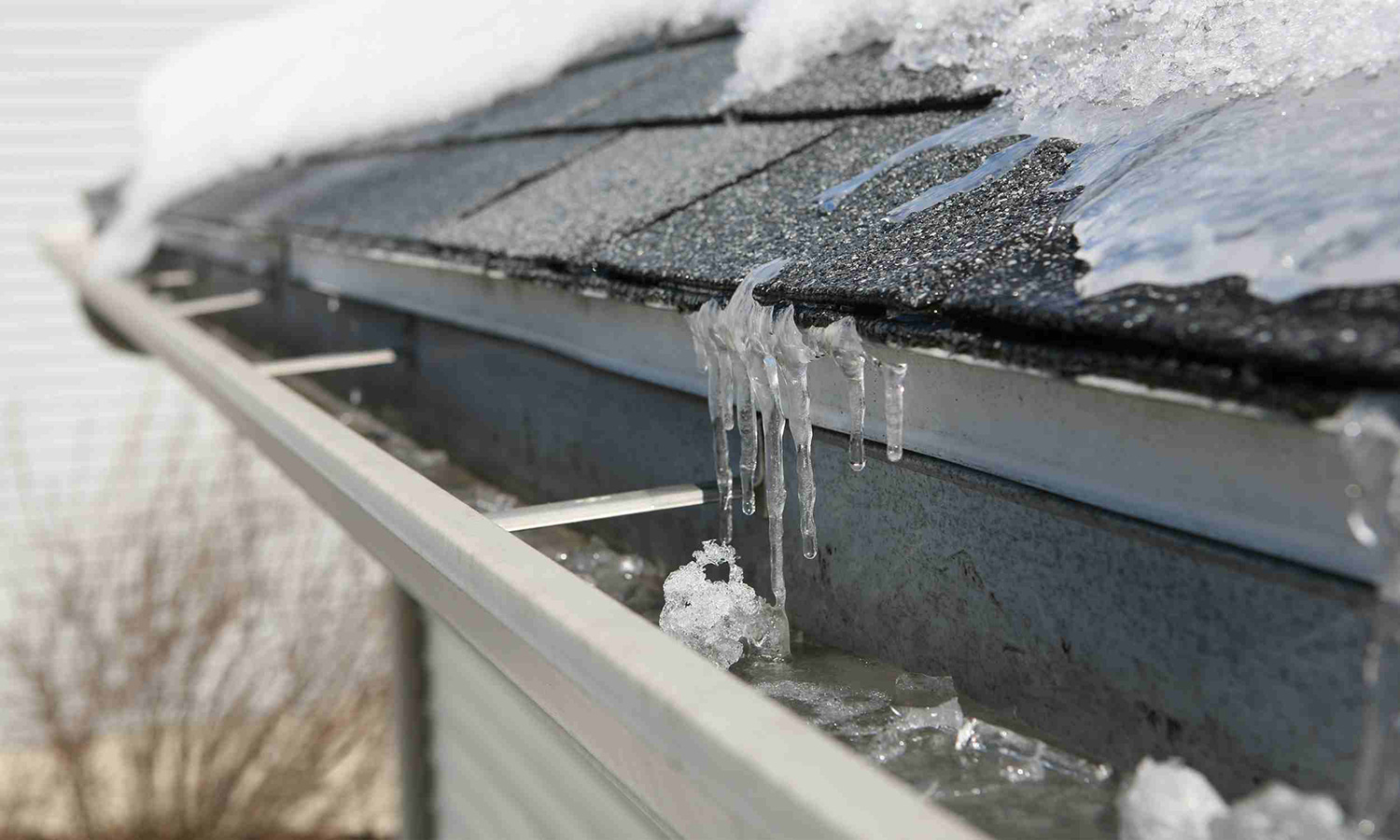 Remoción de presas de hielo del techo