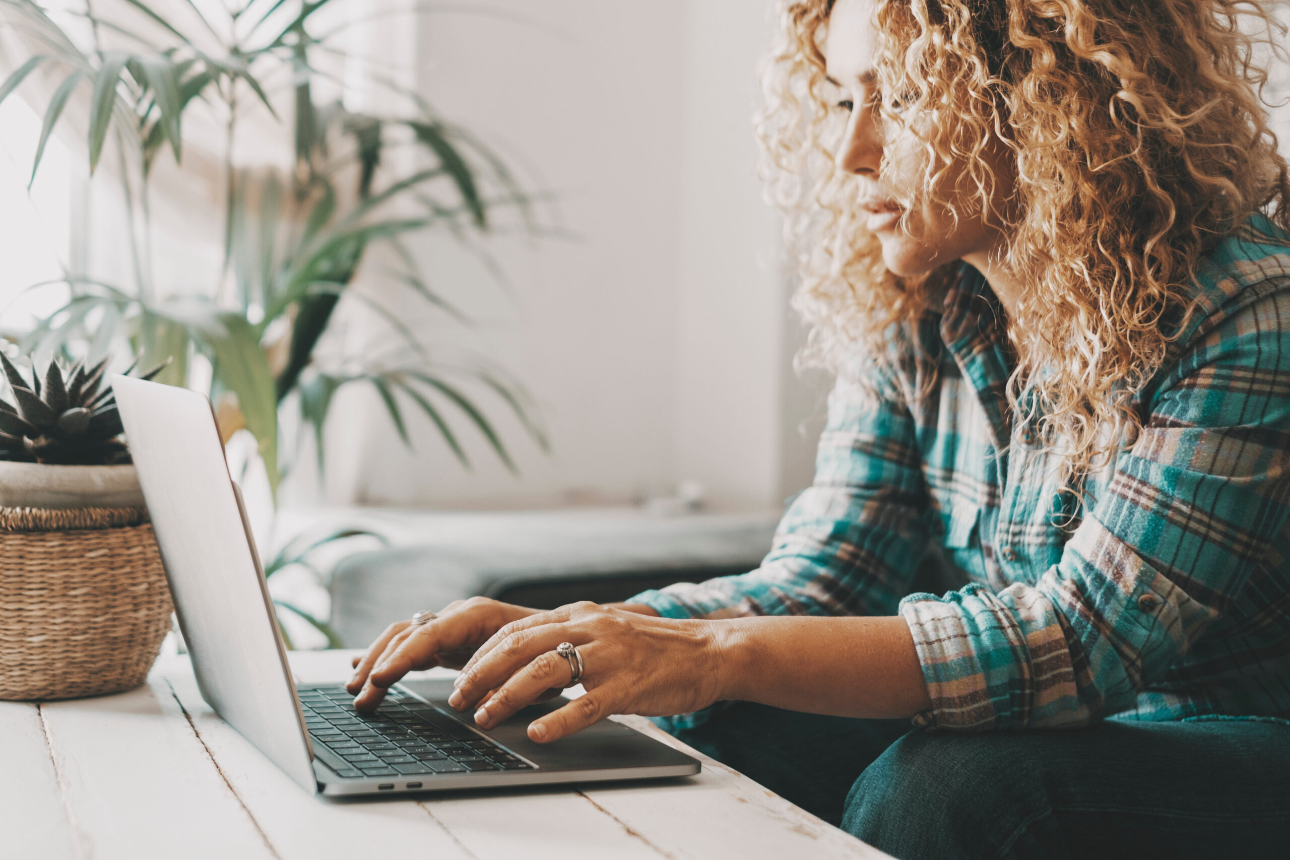A women checking reviews