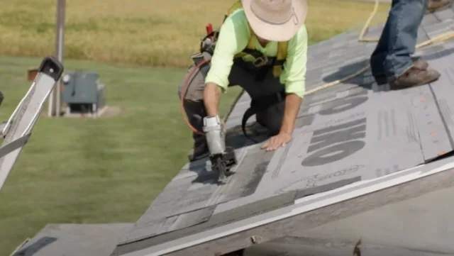 Primer plano de un techo de tejas asfálticas gris oscuro con un patrón que recuerda la elegancia de Royal Estate, donde las tejas rectangulares varían ligeramente de tono, haciendo eco del atractivo atemporal de Mountain Slate.
