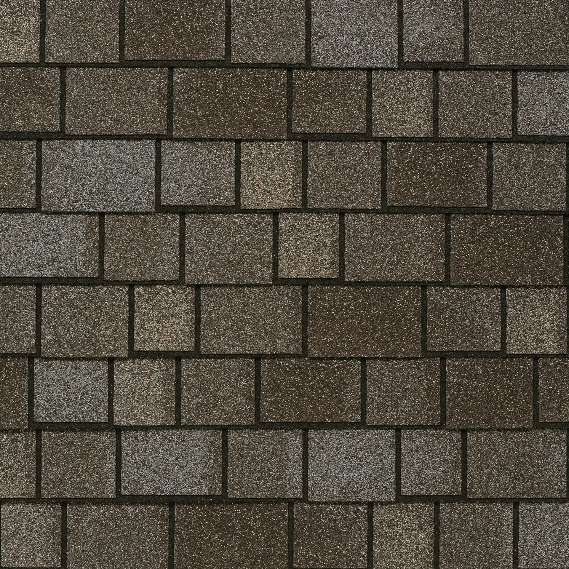 Vista cercana de un techo con tejas asfálticas Royal Estate en patrón rectangular, con una elegante mezcla de tonos grises y marrones.