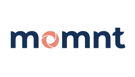 Logotipo de Momnt en azul marino con un remolino anaranjado en la letra o