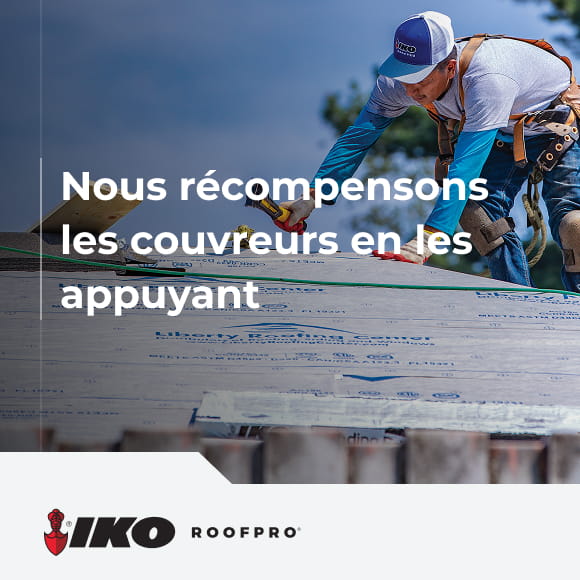 Couvreur au travail sur un platelage avec le texte « Nous récompensons les couvreurs en les appuyant » et le logo IKO ROOFPRO