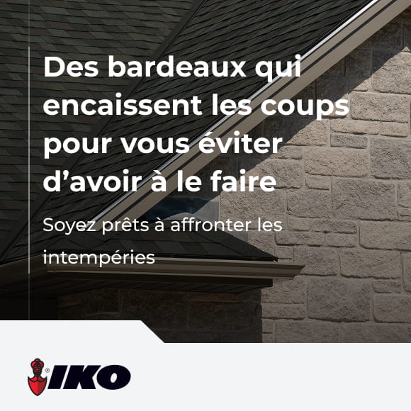 Rive d'un toit en bardeaux foncés au-dessus d'un mur de pierre avec le texte « Des bardeaux qui encaissent les coups pour vous éviter d'avoir à le faire » et le logo IKO