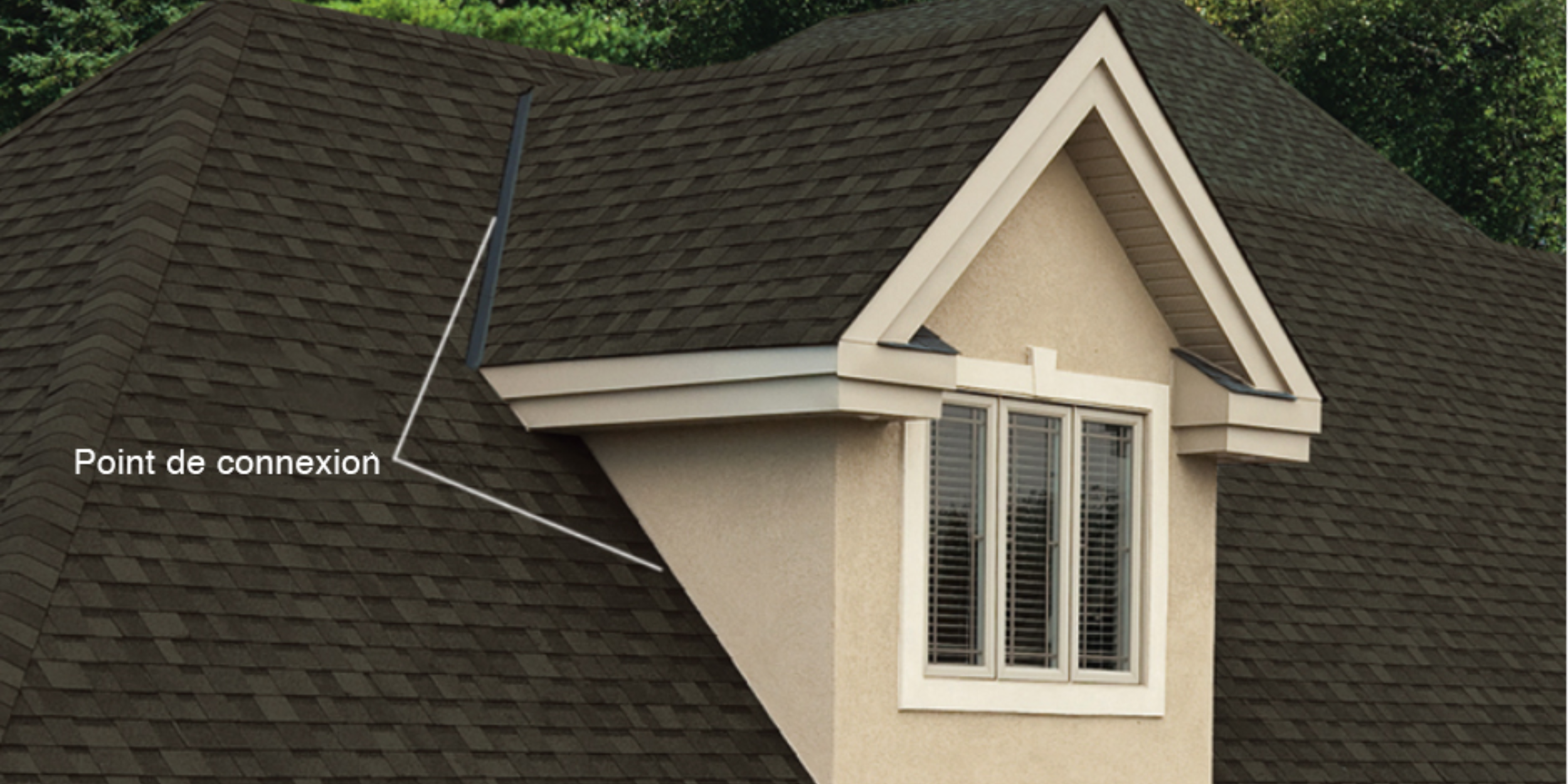 Gros plan d'une lucarne à pignon montrant le "point de connexion" où la noue de la lucarne rejoint le toit principal, illustrant une zone qui nécessite un solin approprié.