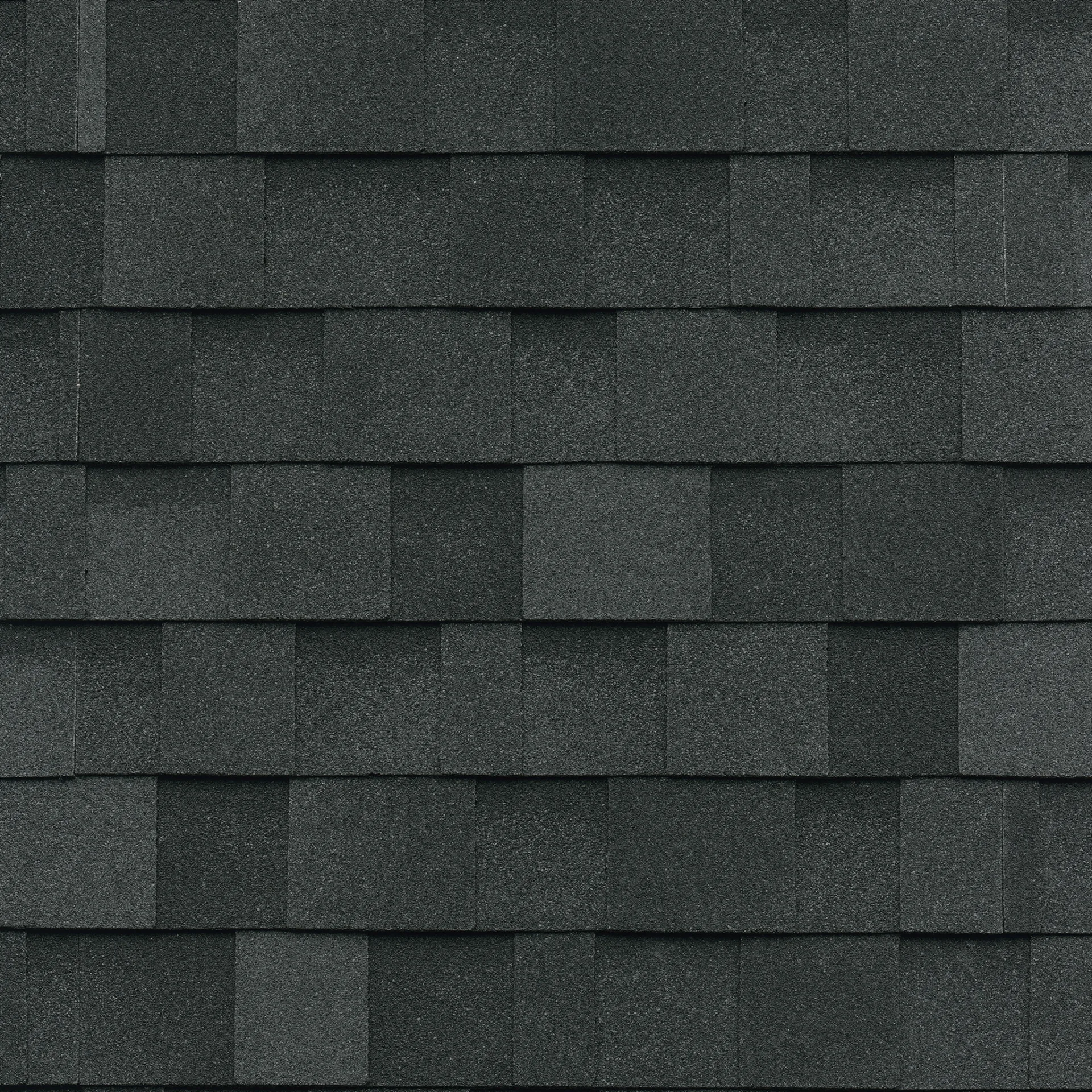 Des bardeaux de toiture d'asphalte gris Cambridge, disposés en motif chevauchant, ajoutent une touche d'élégance à votre maison.