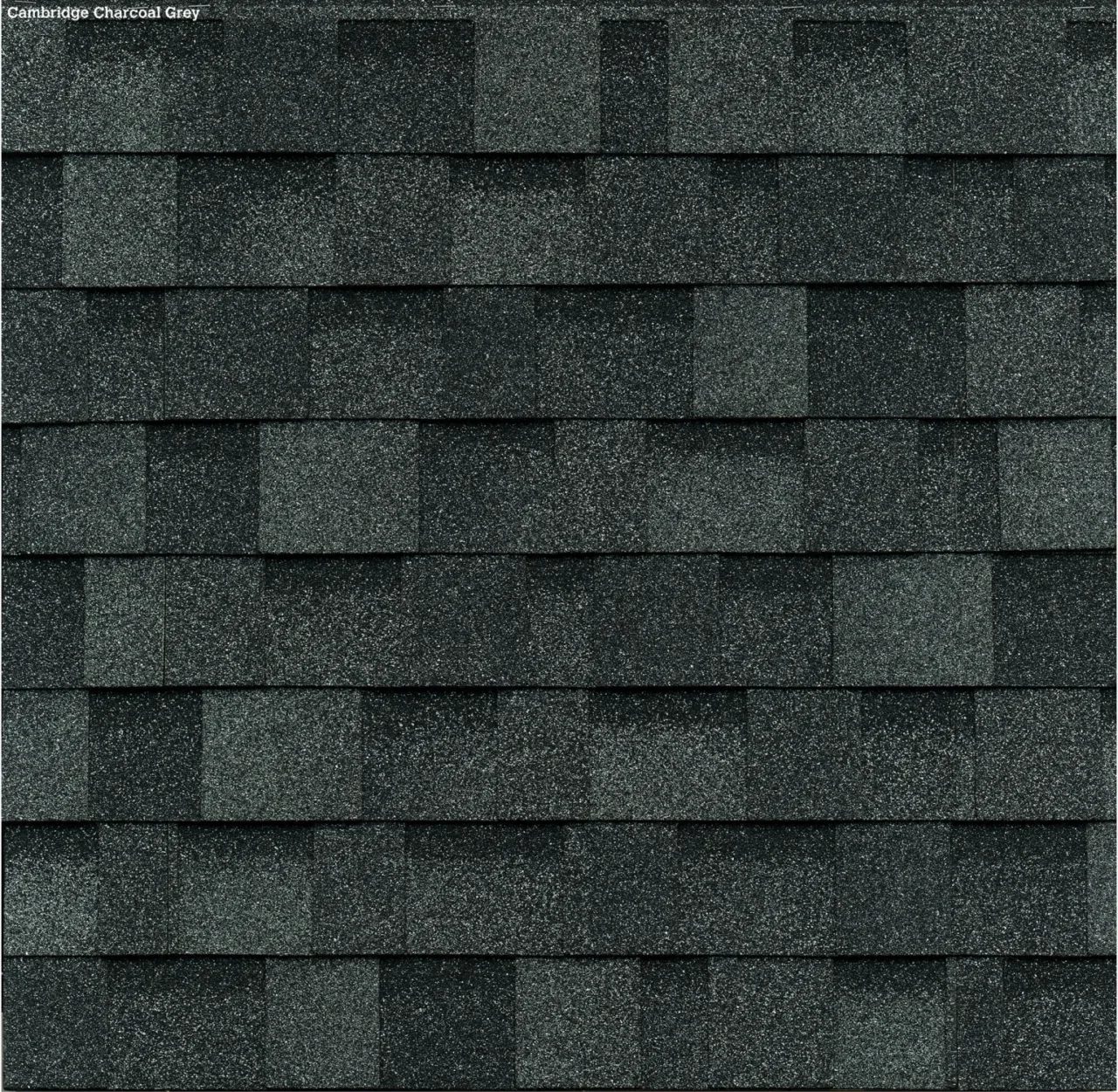 Des bardeaux de toiture gris charbon, de style Cambridge, sont disposés en rangées horizontales avec une surface texturée et mouchetée.