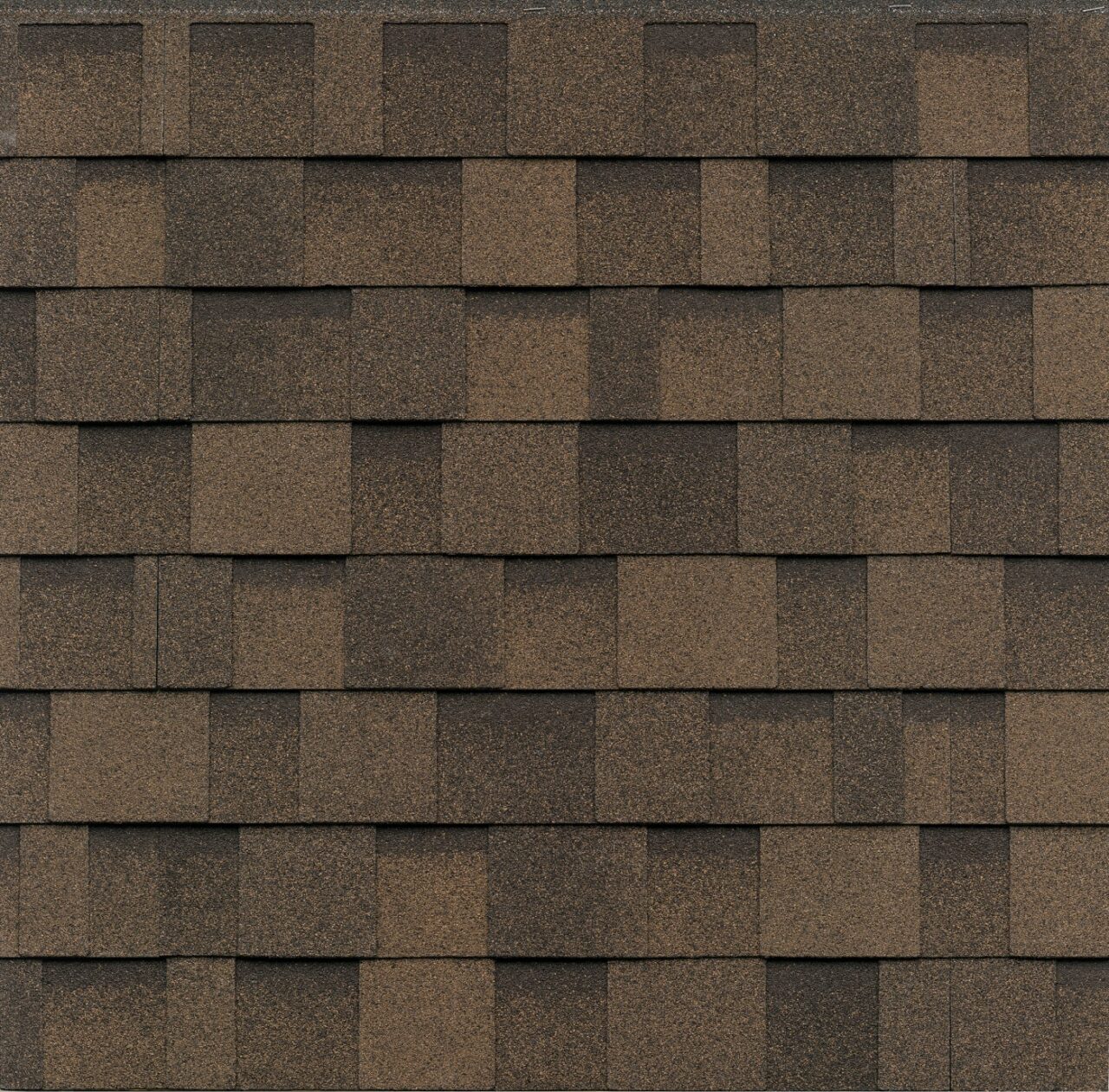 Las tejas asfálticas para techo Dynasty Cool Plus Dual Brown presentan una disposición rectangular con patrón.