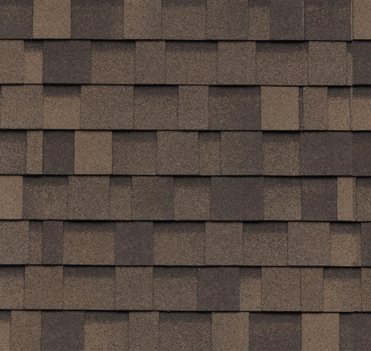 Gros plan de bardeaux d'asphalte Nordic Shadow Brown disposés en un motif répétitif.