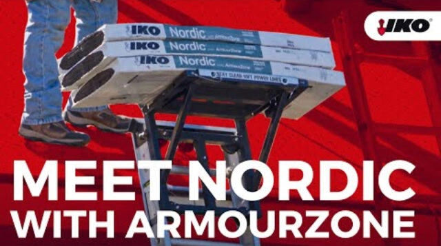 Un homme empile des matériaux de toiture sur une plateforme d'échelle devant un fond rouge saisissant. Le texte indique « Meet IKO Nordic with ArmourZone », avec le logo « IKO » dans le coin.