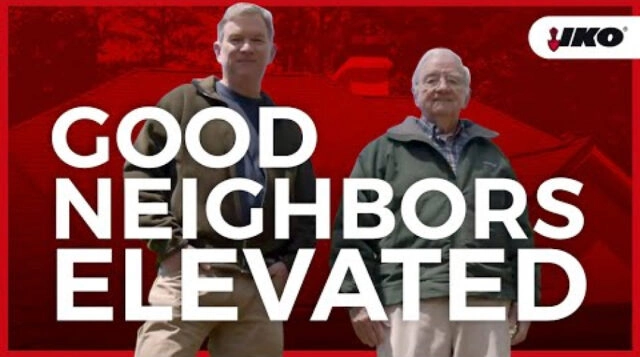 Deux hommes se tiennent avec assurance devant une maison au toit rouge. Le texte indique « GOOD NEIGHBORS ELEVATED », soulignant le dévouement de Sparrow Exteriors. Le logo IKO dans le coin symbolise leur partenariat de confiance avec cette entreprise de toiture de premier plan.
