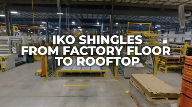 Intérieur d'une usine animée avec des machines et des matériaux bien empilés. Le texte superposé déclare fièrement : « IKO Shingles: From Factory Floor to Rooftop.