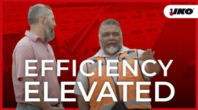 Deux hommes discutent devant un fond rouge orné de « EFFICIENCY ELEVATED » et du logo IKO, qui illustre parfaitement l'engagement de Paragon Roofing envers la qualité.