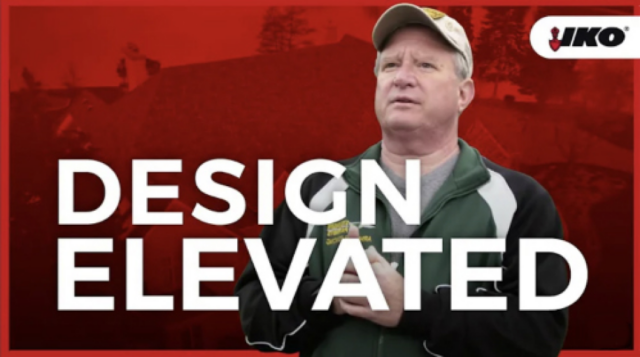 Un hombre con gorra y chaqueta está de pie con seguridad frente a un fondo rojo vibrante, mostrando el espíritu «Design Elevated» con el logotipo de IKO y la innovación de las tejas de diseño.