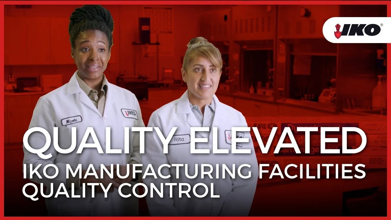Dos personas con bata de laboratorio están en una planta de IKO. El texto dice: «Quality Elevated through Shingle Quality Control».