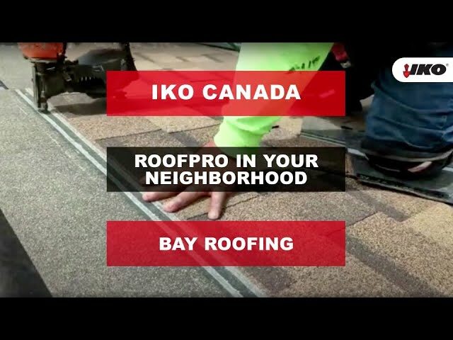 Primer plano de una persona instalando tejas; texto «IKO ROOFPRO en su vecindario, Bay Roofing» y logotipos en las esquinas.
