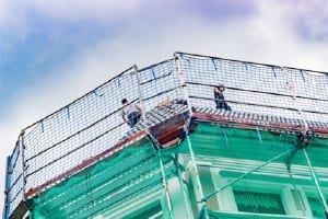 Equipo de trabajo en altura. trabajador de la construcción con arnés de  seguridad y línea de seguridad trabajando en la construcción en un lugar  alto.