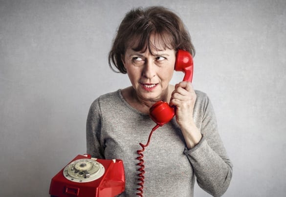 dama en el teléfono quejándose a un negocio local