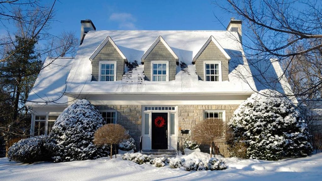 techo de casa con nieve