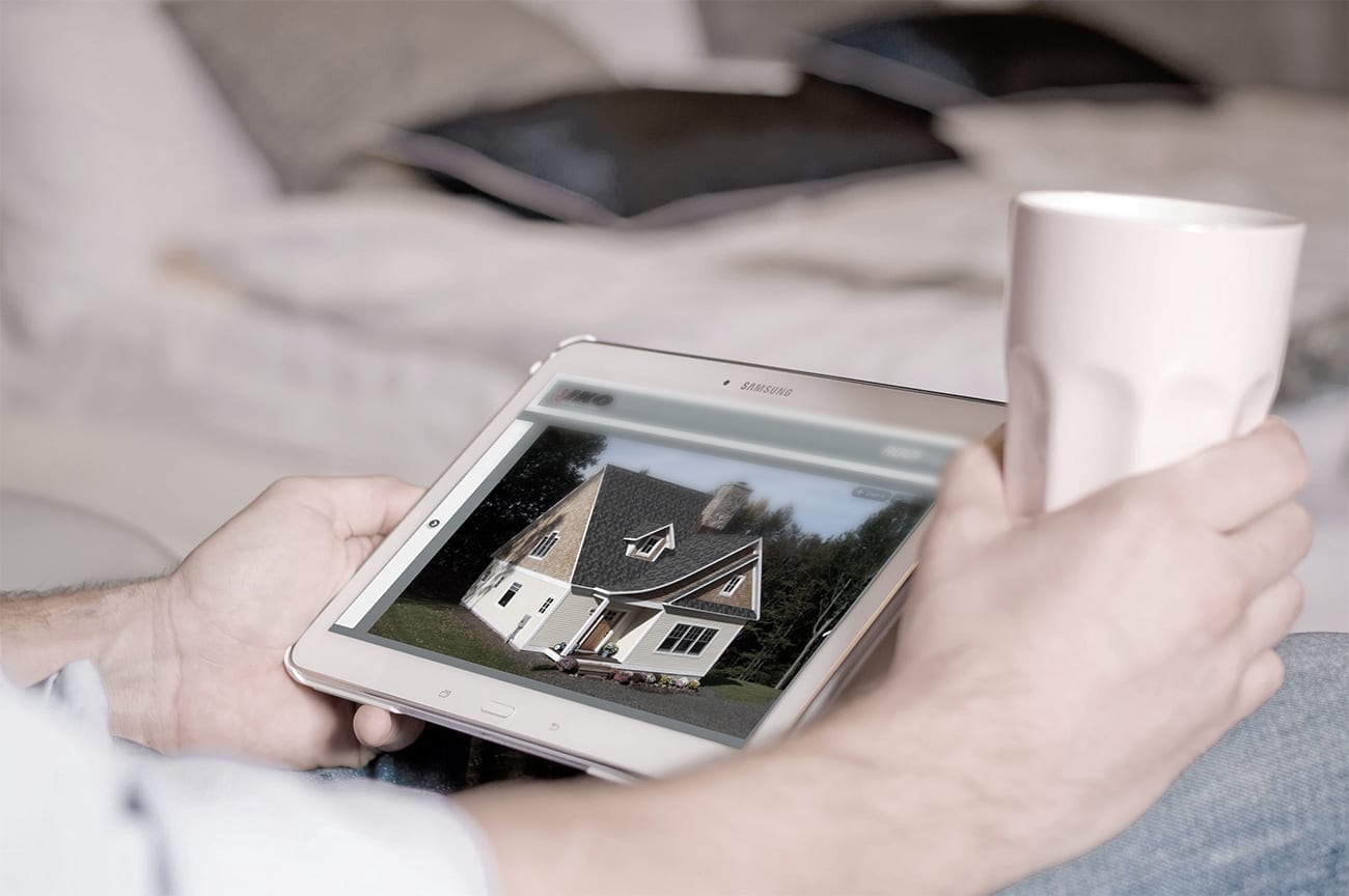 persona mirando una foto de una casa en una tableta