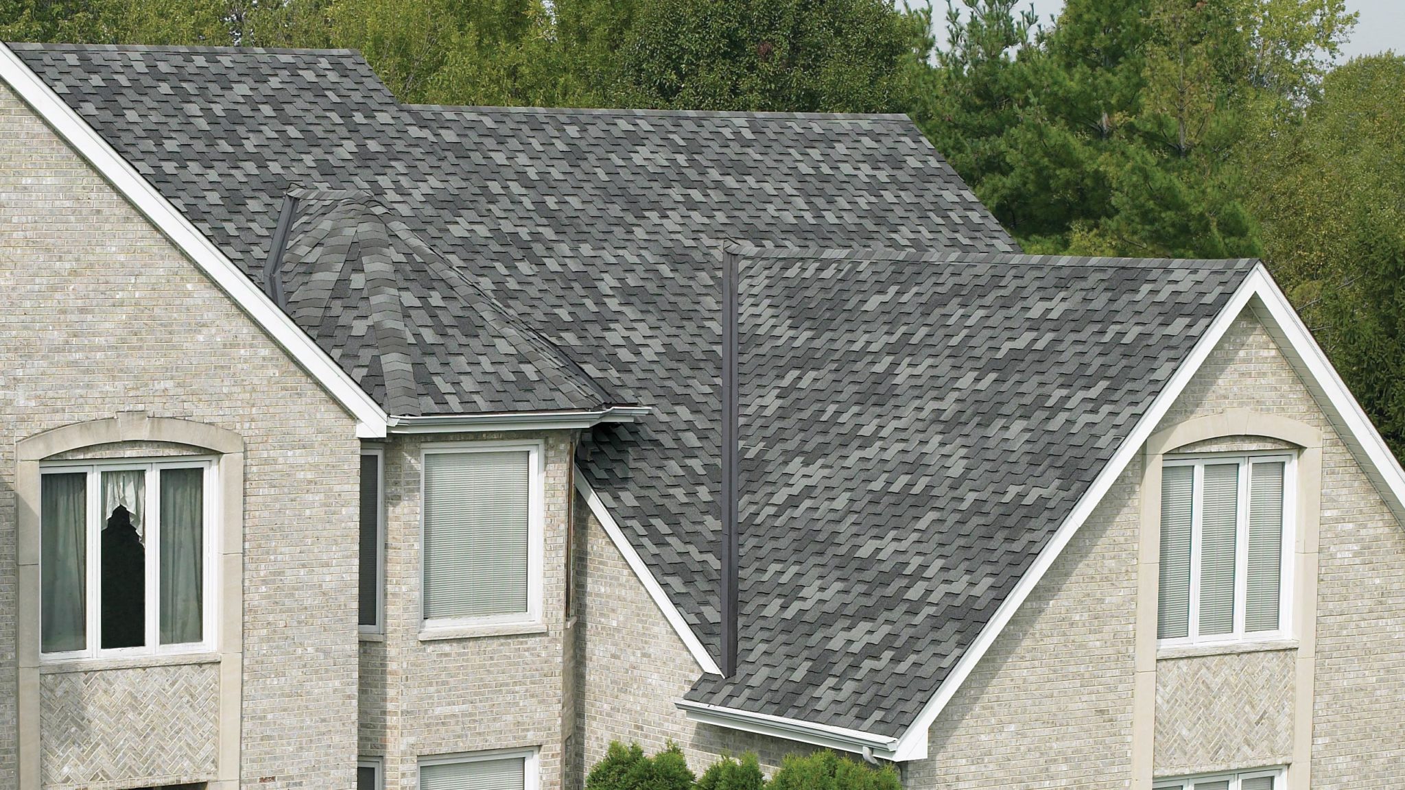 un techo de una casa con tejas Armourshake Greystone de IKO