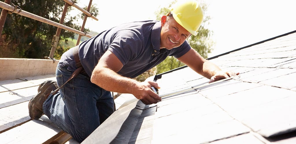 On a steep slope roof, the guardrail must have toe boards.