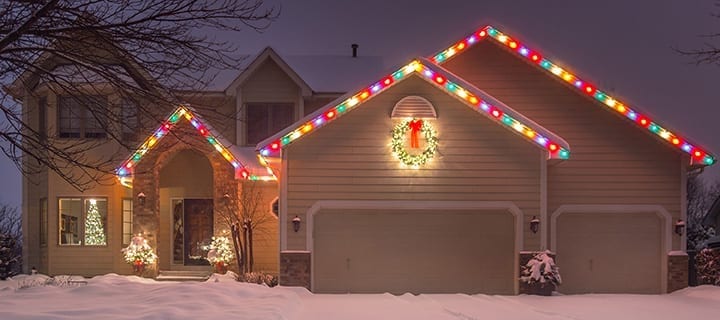 Cómo colgar luces navideñas en un pico de techo - IKO