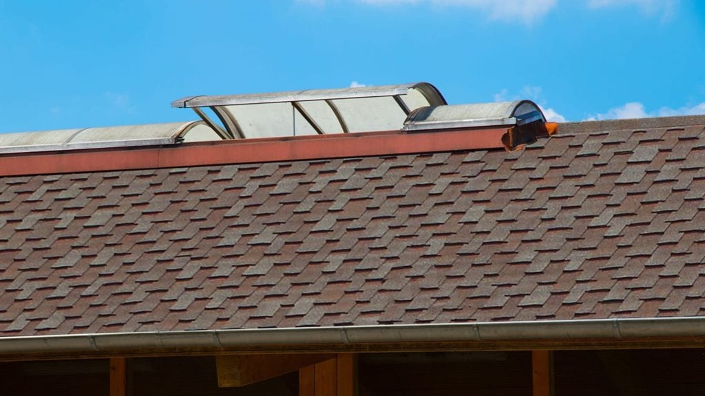 techo de tejas con un tragaluz curvado en la cima